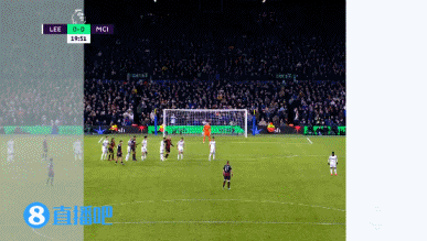 劳塔罗飞铲罗伯逊染黄，国米战利物浦上半场13分钟现争议