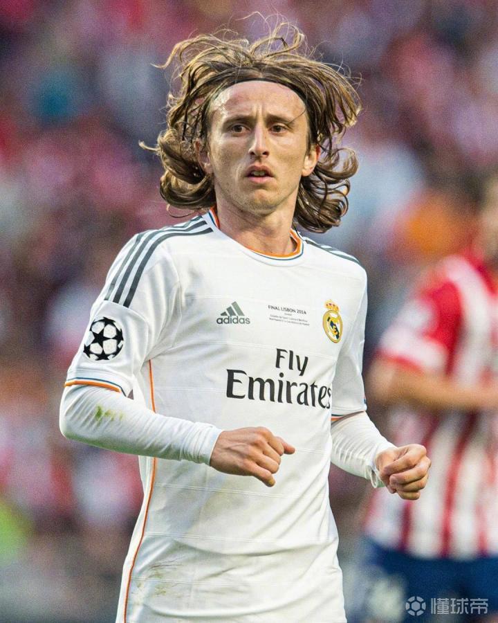 看台视角欣赏孙兴慜的任意球直接破门，球迷已经预感...