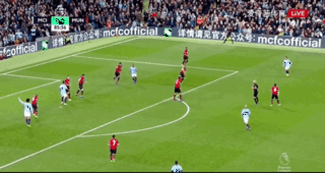 足坛一夜动态：AC米兰大逆转登顶意甲第1，B费创纪录曼联复仇狼队