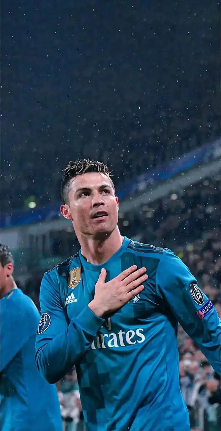 马刺客场115-102击败开拓者，福克斯37分带队取胜，展现全面实力。