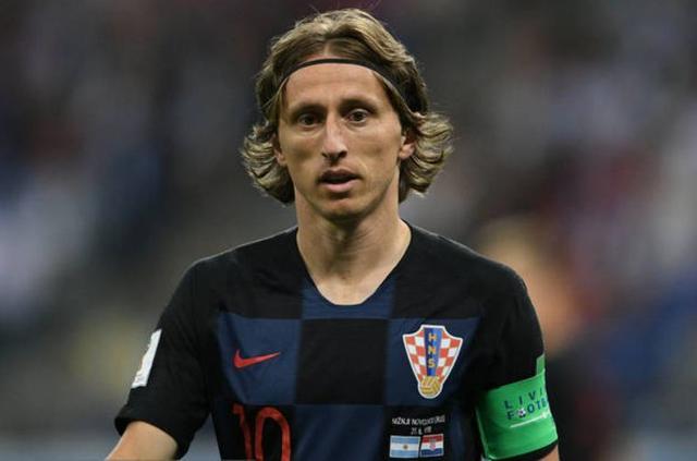 被拍到手上有“美甲”，汪士钦社媒收到网友大量攻击性评论